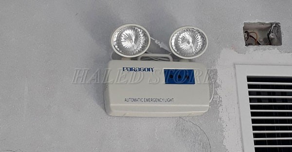 Đèn sự cố gắn trên tường nhà 