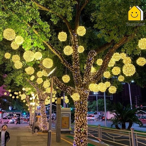 Đèn quả cầu mây rực rỡ trên cây