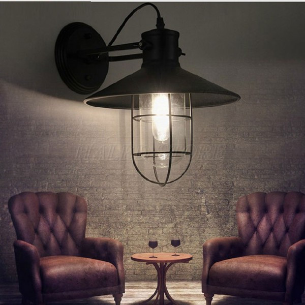 Đèn treo tường có lồng sắt bảo vệ