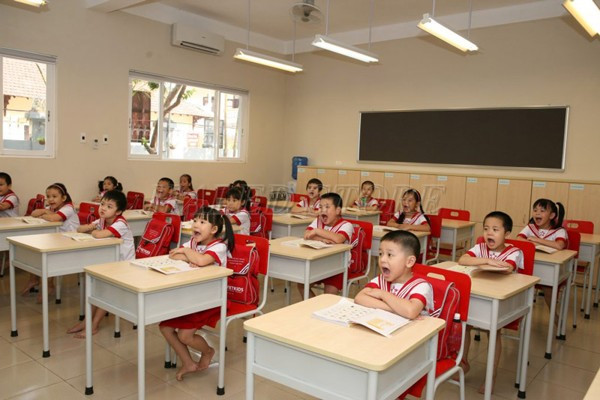 Phòng học được lắp đặt đều các bóng cho ánh sáng khắp nơi 