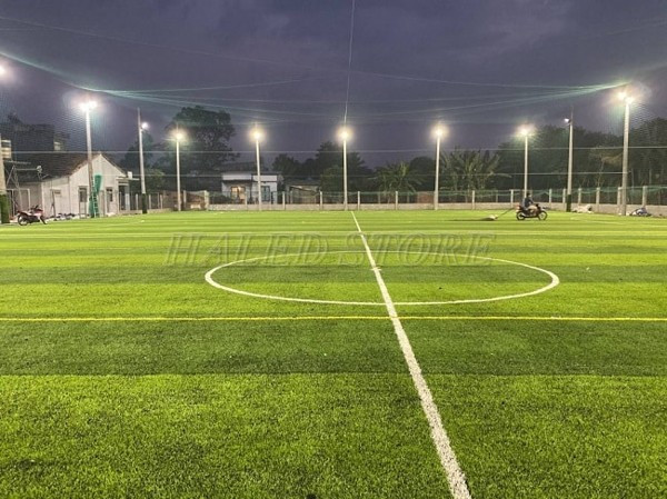 Hình ảnh cột đèn sân bóng đá 