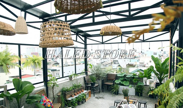 Kết hợp nhiều đèn trang trí sân thượng