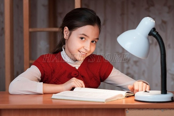Để đèn học bên trái thuận tiện cho việc học tập 