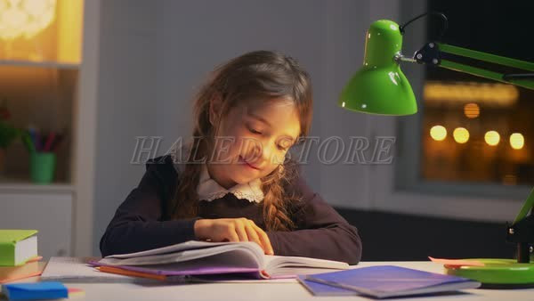 Nên mua đèn học ánh sáng vàng cho trẻ 