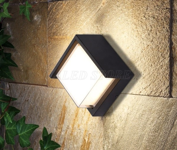 Đèn ốp tường chiếu sáng hiên nhà hiệu quả