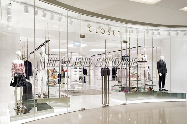 Shop quần áo được trang trí ánh sáng trắng chủ đạo