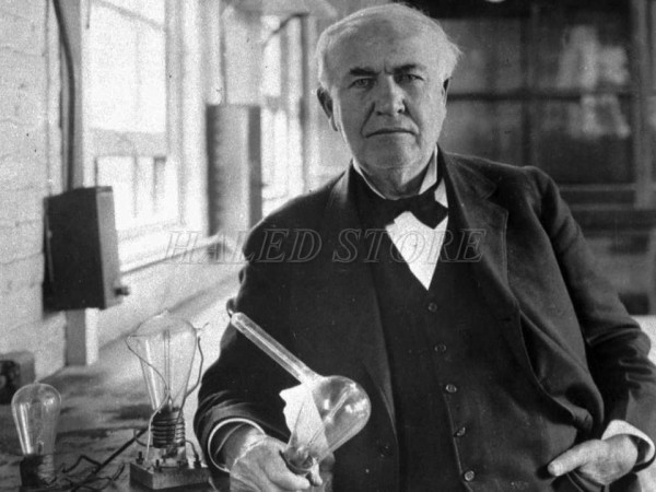 Thomas Edison phát minh ra bóng đèn dây tóc 