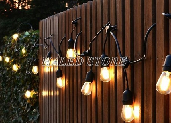 Bóng đèn tròn treo trên hàng ràoBóng đèn tròn treo trên hàng rào