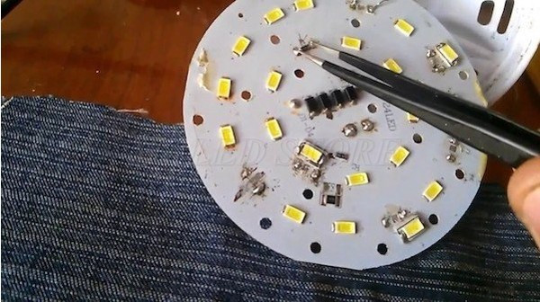Bảng mạch chip LED hỏng một vài con chip làm giảm độ sáng