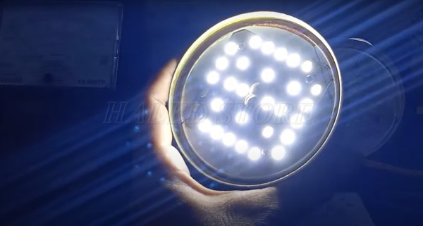 Cắm điện kiểm tra ánh sáng mạch LED trước khi sửa