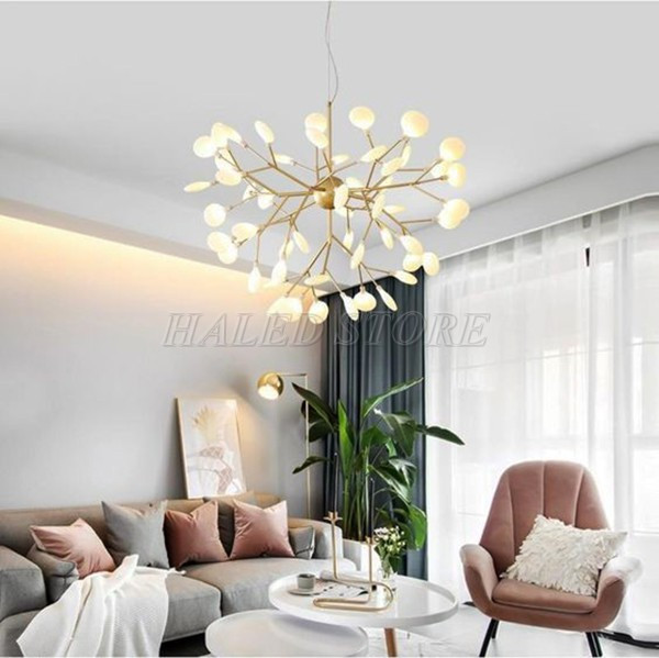 Đèn thả trần tạo điểm nhấn cho khu vực bàn ghế 