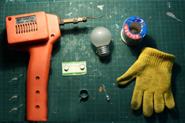 Dụng cụ làm bóng đèn tự phát sáng bằng pin
