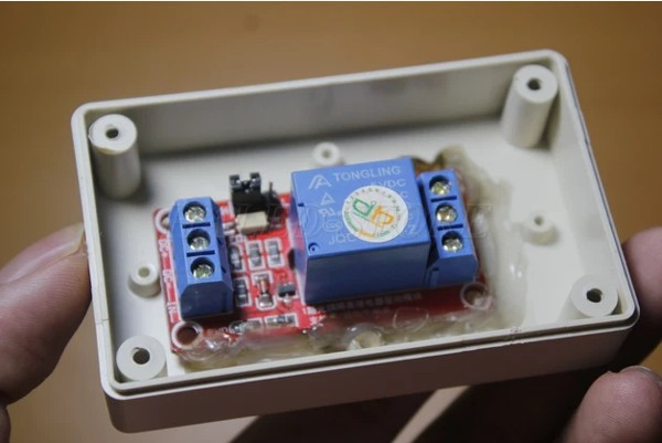 Cố định module relay vào hộp nhựa