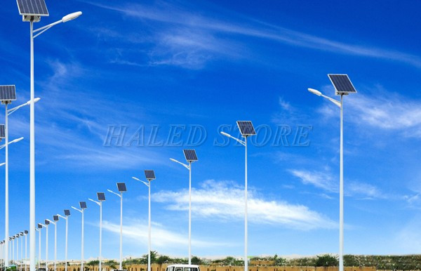 Cột đèn năng lượng mặt trời lắp đặt trên đường phố