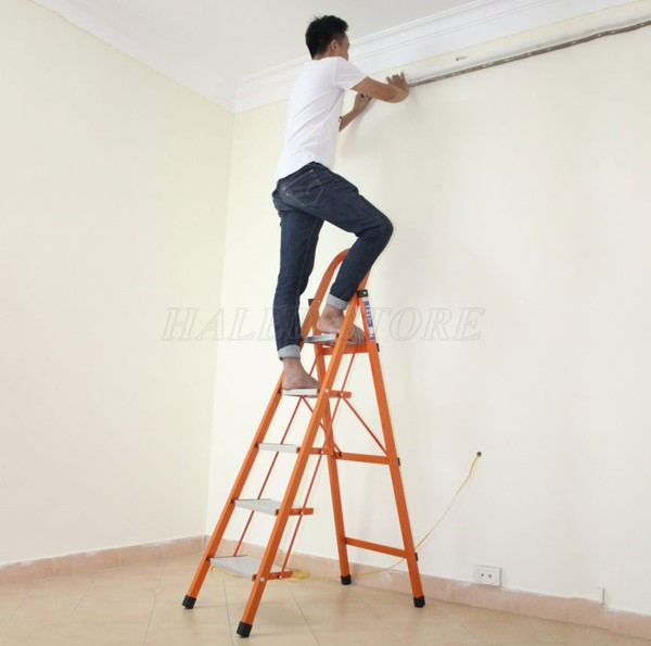 Đặt thang chữ A cạnh chỗ đèn huỳnh quang