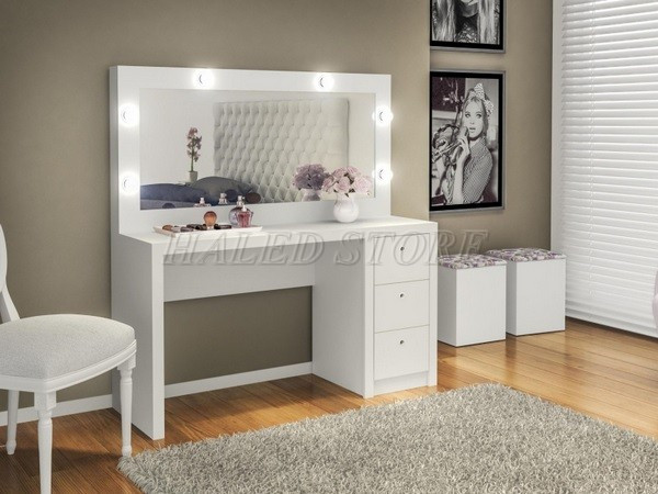 Lắp đặt đèn 2 bên gương trang điểm 