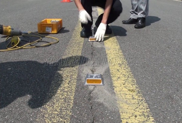 Lắp đặt đinh phản quang trên đường 