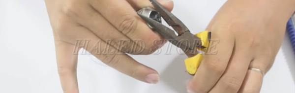 Dùng kìm bóp vỡ phần đuôi đèn 