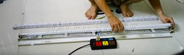 Lắp bóng đèn vào máng đèn khác 