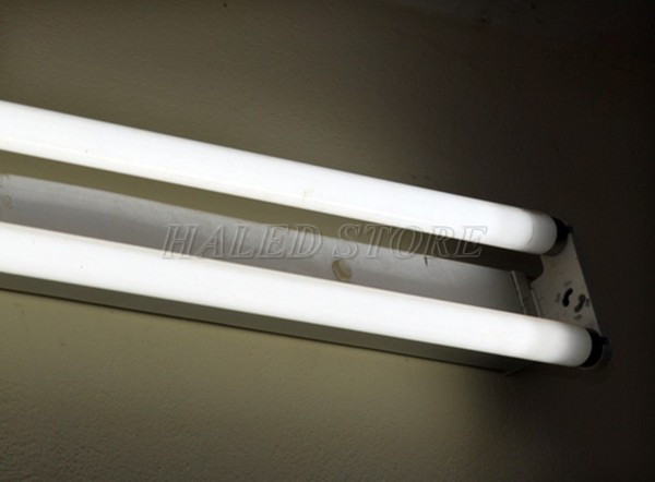 Kiểm tra điểm tiếp xúc giữa bóng đèn và máng đèn 