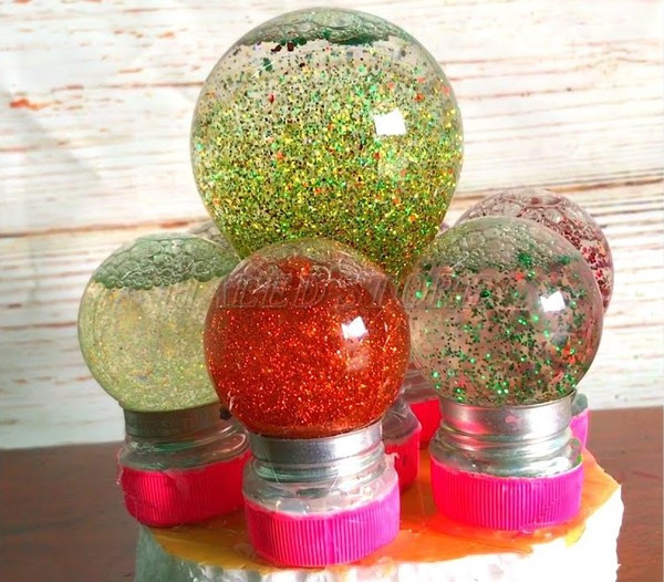 Quả cầu tuyết làm từ bóng đèn cũ 