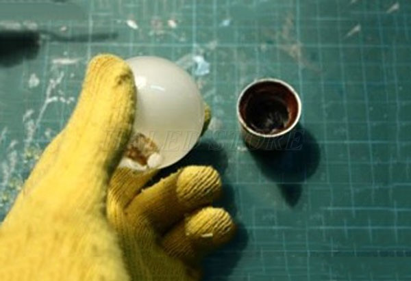 Tháo bóng đèn khỏi đui xoáy