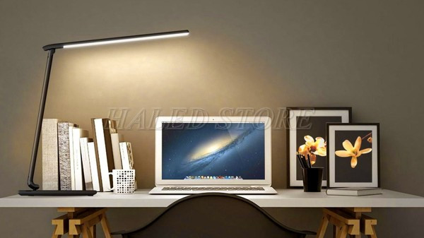 Đèn LED ánh sáng vàng dùng cho bàn làm việc 