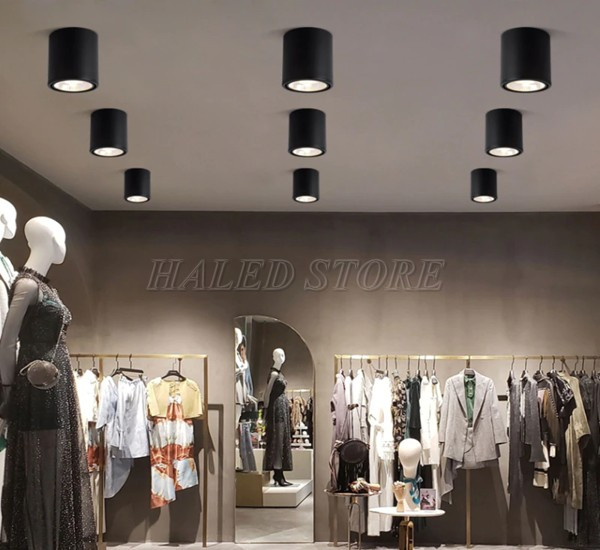 Đèn ốp trần chiếu sáng cửa hàng quần áo 