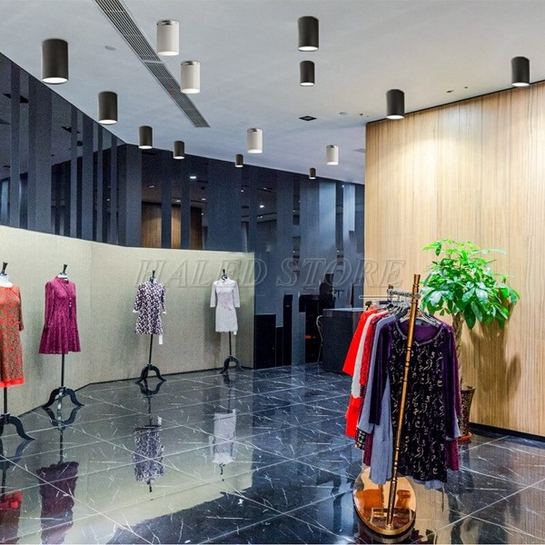 Đèn ốp trần chiếu sáng cửa hàng quần áo 