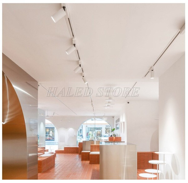 Đèn LED rọi ray chiếu sáng quán cà phê sang trọng 