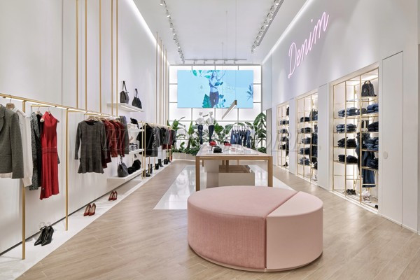 Đèn LED rọi ray chiếu sáng cửa hàng thời trang 