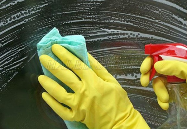 Làm sạch nhựa mica bằng xà phòng 