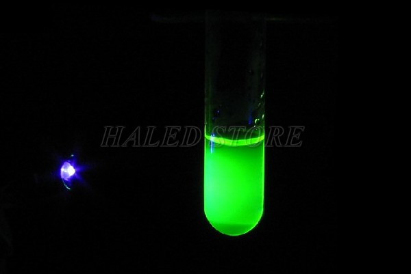 Fluorescein màu vàng nhạt chuyển sang màu xanh lục.