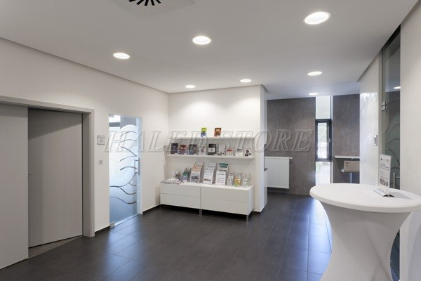 Đèn âm trần chiếu sáng shop mỹ phẩm 