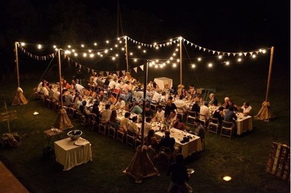 Đèn LED bulb chiếu sáng ngoài trời đêm 