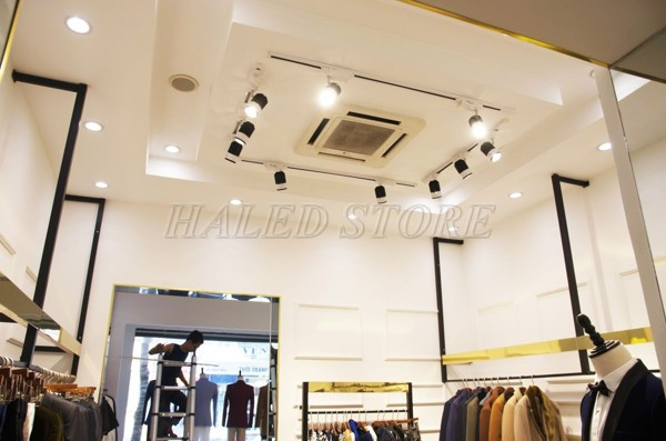 Đèn LED rọi ray chiếu sáng cửa hàng thời trang 
