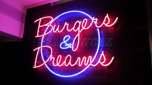 Trang trí tạo hình chữ trong nhà hàng