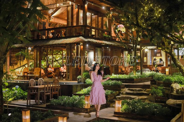 bo-tri-den-tru-go-chieu-canh-quan-quan-cafe