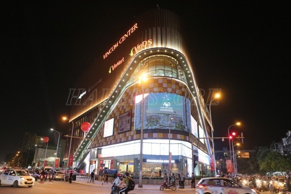 den-led-am-tran-chieu-diem-chieu-sang-trung-tam-thuong-mai