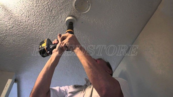 Khoét lỗ trần nhà để lắp đặt đèn