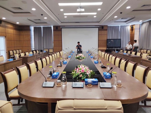 den-led-am-tran-tron-chieu-sang-phong-hoi-nghi