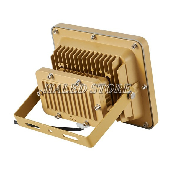 Mặt sau đèn là bộ phận tản nhiệt và hộp nguồn