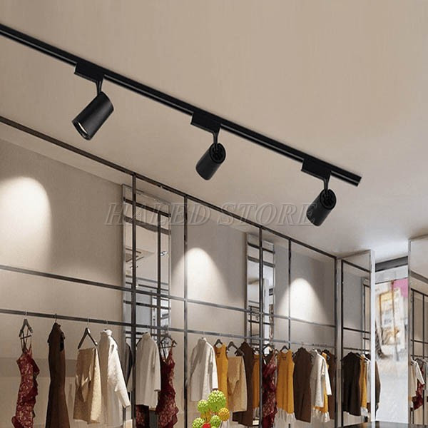Đèn ray rọi shop quần áo sang trọng 