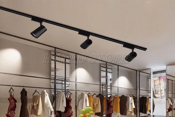 Đèn thanh ray rọi tường chiếu sáng shop quần áo