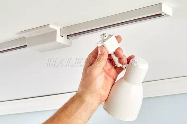 Gắn đèn rọi đơn vào thanh ray