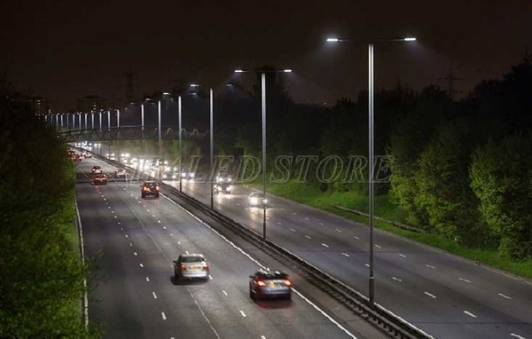 Lắp đèn đường dải phân cách