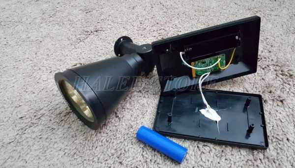 Thay pin cho đèn năng lượng mặt trời