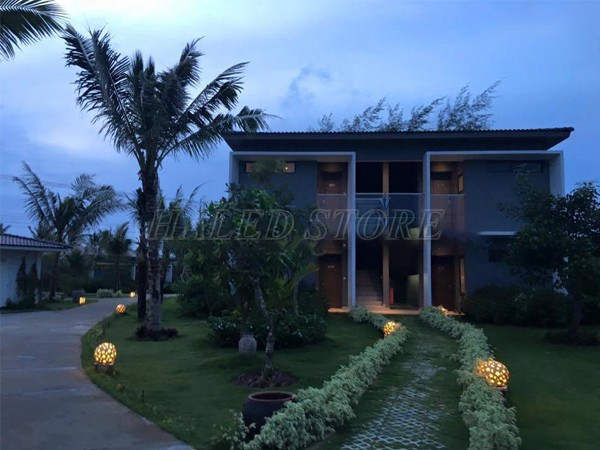 trang-tri-chieu-sang-den-tru-gom-cho-vuon-truoc-nha