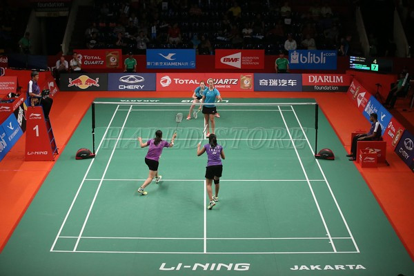 chieu-sang-den-led-cho-dau-san-cau-long-doi