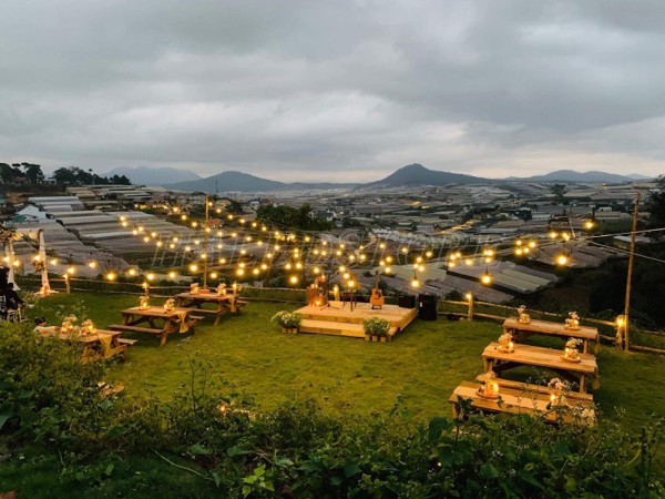 chieu-sang-trang-tri-ngoai-troi